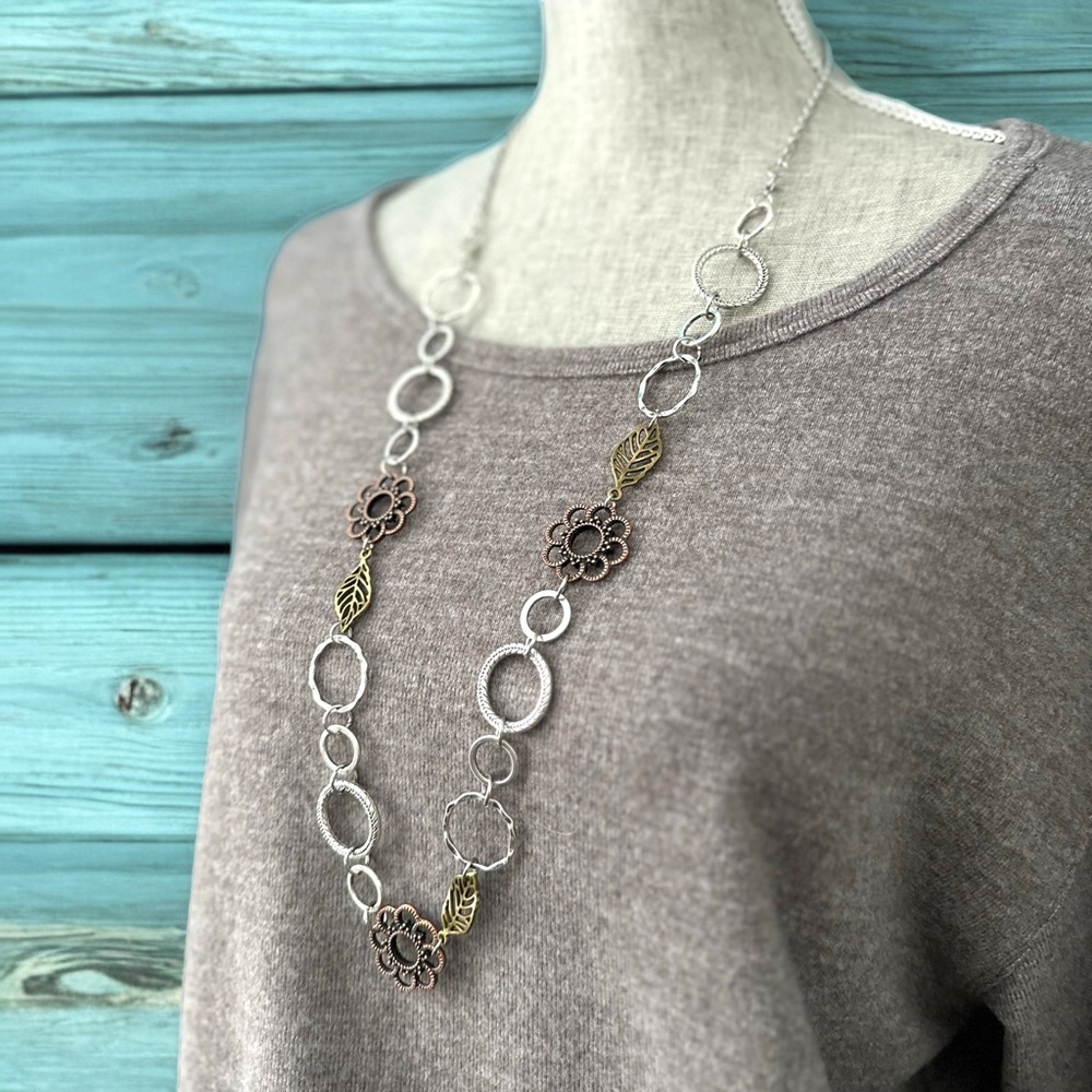 Elegant Silver and Gold Floral Necklace